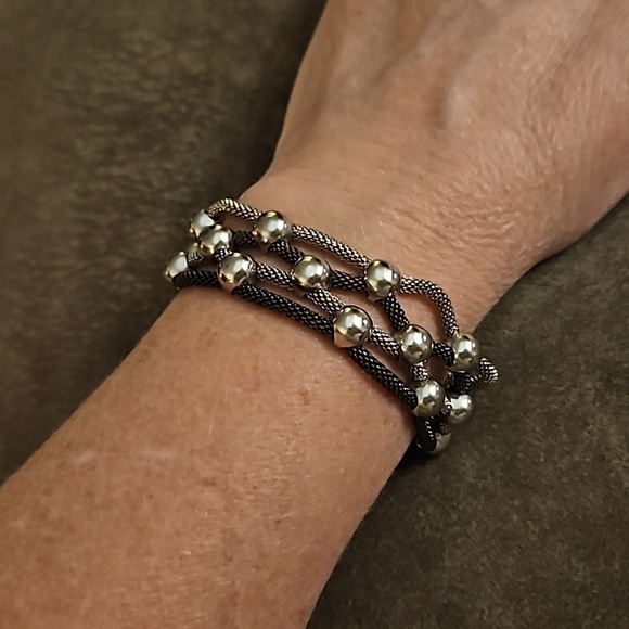 VTG Two-tone Mesh Beaded Magnetic Clasp Bracelet - Picture 6 of 7